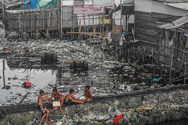 Sejumlah anak-anak sedang bermain di dermaga yang dikelilingi sampah di kawasan Cilincing, Jakarta Utara, Senin (25/10/2021).