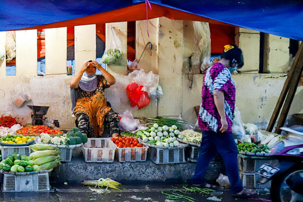 Suasana para pedagang kebutuhan pokok di pasar tradisional Pesing, Jakarta Barat, Senin (25/10/2021).