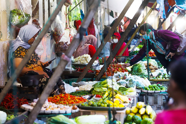 Suasana para pedagang kebutuhan pokok di pasar tradisional Pesing, Jakarta Barat, Senin (25/10/2021).
