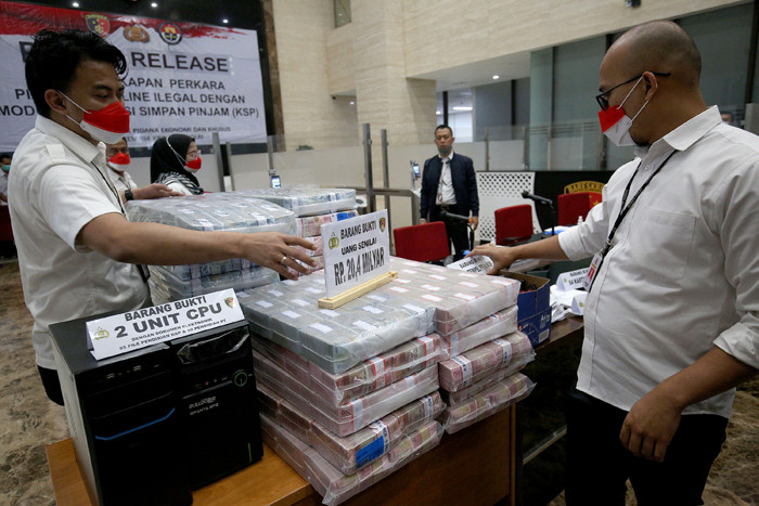 Rilis kasus pinjaman online ilegal di Bareskrim Mabes Polri, Jakarta, Senin (25/10/2021).