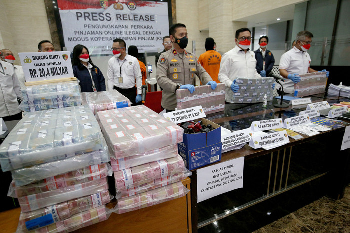Rilis kasus pinjaman online ilegal di Bareskrim Mabes Polri, Jakarta, Senin (25/10/2021).