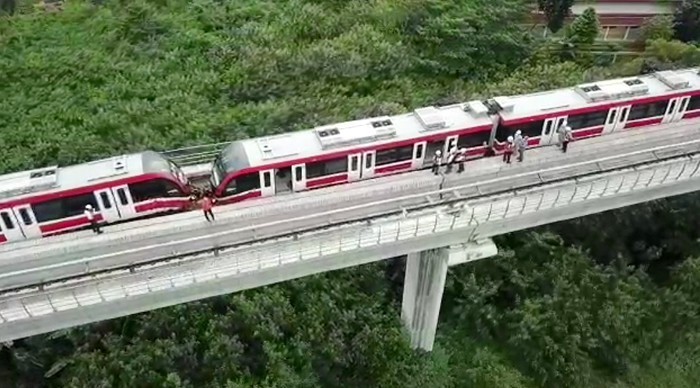 Petugas memeriksa gerbong kereta LRT yang mengalami kecelakaan di ruas Cibubur-TMII, Jakarta, Senin (25/10/2021).