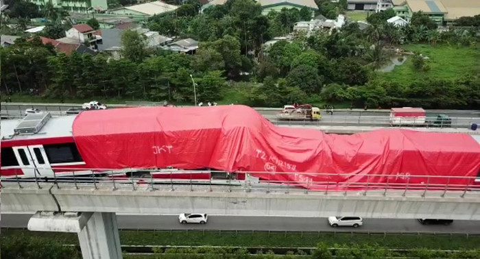 Petugas memeriksa gerbong kereta LRT yang mengalami kecelakaan di ruas Cibubur-TMII, Jakarta, Senin (25/10/2021).