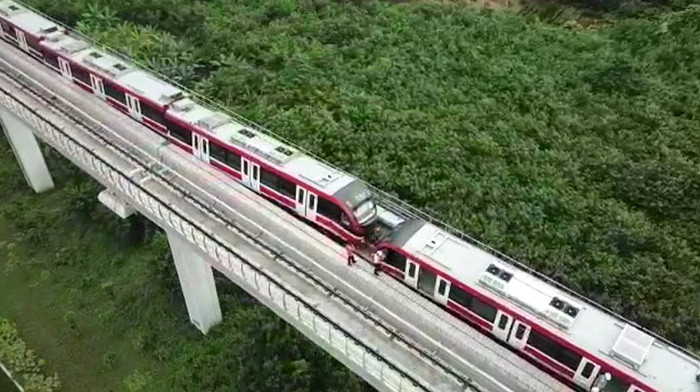 Petugas memeriksa gerbong kereta LRT yang mengalami kecelakaan di ruas Cibubur-TMII, Jakarta, Senin (25/10/2021).