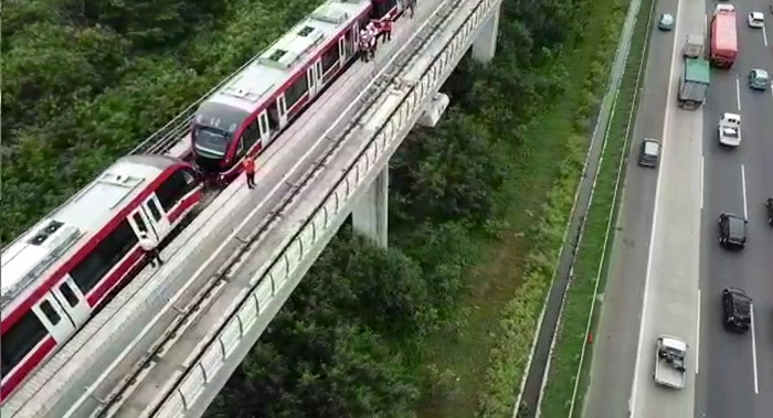Petugas memeriksa gerbong kereta LRT yang mengalami kecelakaan di ruas Cibubur-TMII, Jakarta, Senin (25/10/2021).