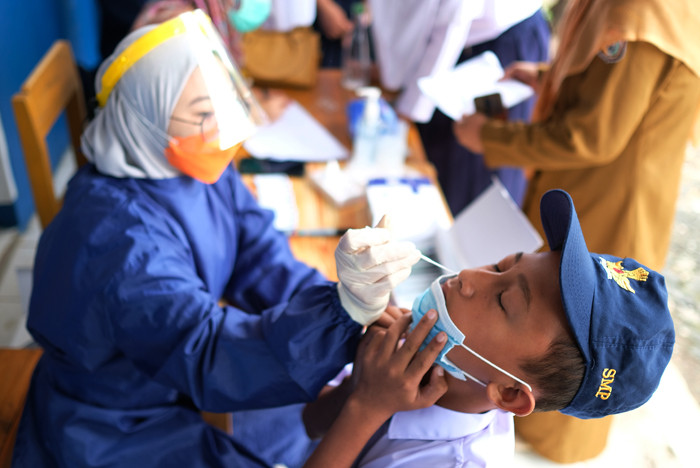 Sejumlah siswa siswi masuk belajar secara tatap muka di SMP Negeri 36 Makassar, Senin (25/10/2021).