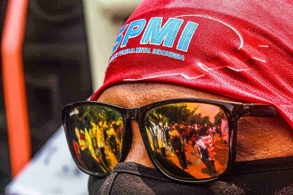 Ratusan buruh yang tergabung dalam FSPMI melakukan aksi unjuk rasa didepan Gedung Balai Kota, Jakarta, Selasa (26/10/2021).