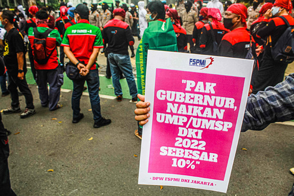 Ratusan buruh yang tergabung dalam FSPMI melakukan aksi unjuk rasa didepan Gedung Balai Kota, Jakarta, Selasa (26/10/2021).
