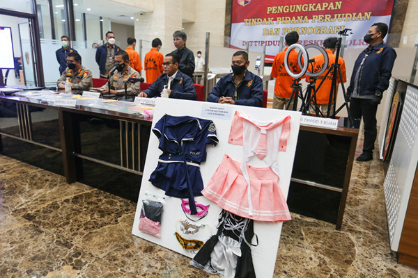 Bareskrim Polri bongkar aplikasi judi online sekaligus penyedia tayangan live streaming prostitusi di Jakarta, Selasa (26/10/2021).