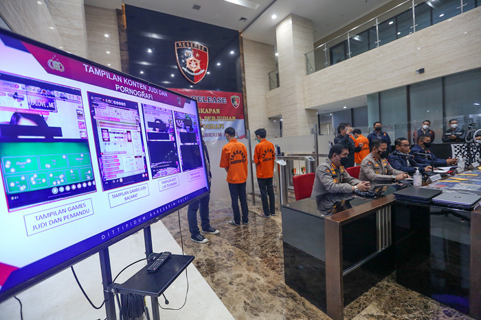 Bareskrim Polri bongkar aplikasi judi online sekaligus penyedia tayangan live streaming prostitusi di Jakarta, Selasa (26/10/2021).