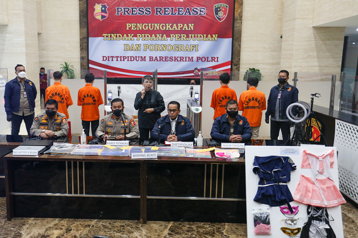 Bareskrim Polri bongkar aplikasi judi online sekaligus penyedia tayangan live streaming prostitusi di Jakarta, Selasa (26/10/2021).