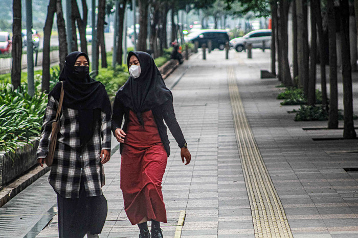 Warga melakukan aktivitas saat PPKM Level 2 di Jakarta, Senin (25/10/2021).