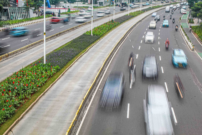 Warga melakukan aktivitas saat PPKM Level 2 di Jakarta, Senin (25/10/2021).