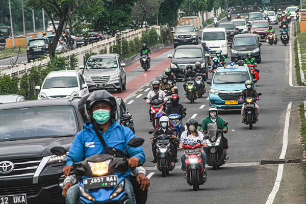 Warga melakukan aktivitas saat PPKM Level 2 di Jakarta, Senin (25/10/2021).