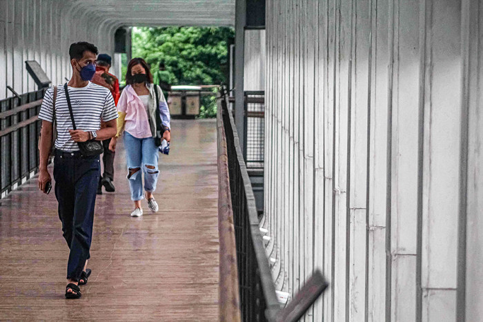 Warga melakukan aktivitas saat PPKM Level 2 di Jakarta, Senin (25/10/2021).