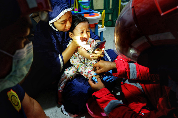 Dinas Pemadam Kebakaran (Damkar) Kota Makassar kembali melakukan aksi cepat membantu warga dengan melepaskan cincin anak di Makassar, Senin (25/10/2021).