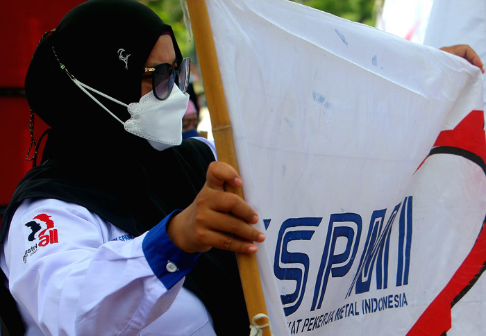 Puluhan buruh menggelar unjuk rasa di kantor BPS Provinsi Jateng dan kantor DPRD Jateng Pahlawan, Semarang, Jawa Tengah, Selasa (26/10/2021).