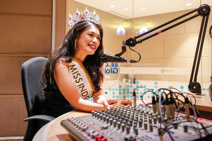Miss Indonesia 2020 Pricilia Carla Yules saat sesi pemotretan di Studio 7 iNews Tower, MNC Center, Kebon Sirih Jakarta Pusat, Selasa (26/10/2021).