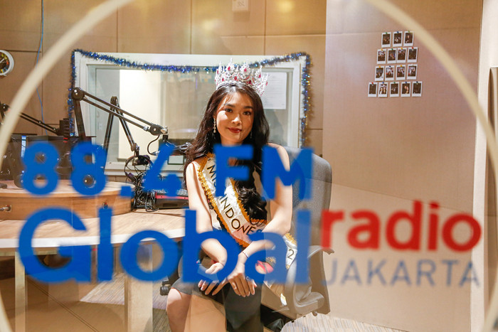 Miss Indonesia 2020 Pricilia Carla Yules saat sesi pemotretan di Studio 7 iNews Tower, MNC Center, Kebon Sirih Jakarta Pusat, Selasa (26/10/2021).