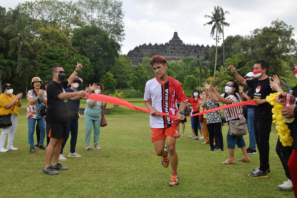 Pelari William Sidharta mengelilingi kawasan Candi Borobudur, Magelang, Jawa Tengah, Senin (25/10/2021).