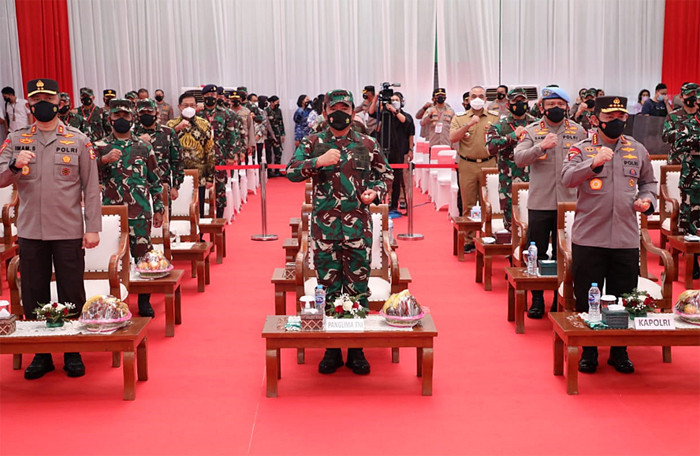 Panglima TNI Marsekal TNI Hadi Tjahjanto saat memberikan pembekalan kepada para Alumni Akabri 90 maupun secara virtual di Tangsel, Selasa (26/10/2021).