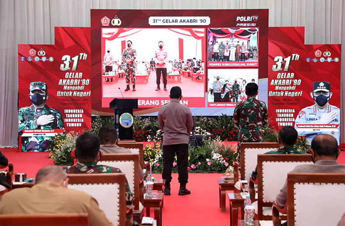 Panglima TNI Marsekal TNI Hadi Tjahjanto saat memberikan pembekalan kepada para Alumni Akabri 90 maupun secara virtual di Tangsel, Selasa (26/10/2021).