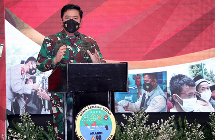 Panglima TNI Marsekal TNI Hadi Tjahjanto saat memberikan pembekalan kepada para Alumni Akabri 90 maupun secara virtual di Tangsel, Selasa (26/10/2021).