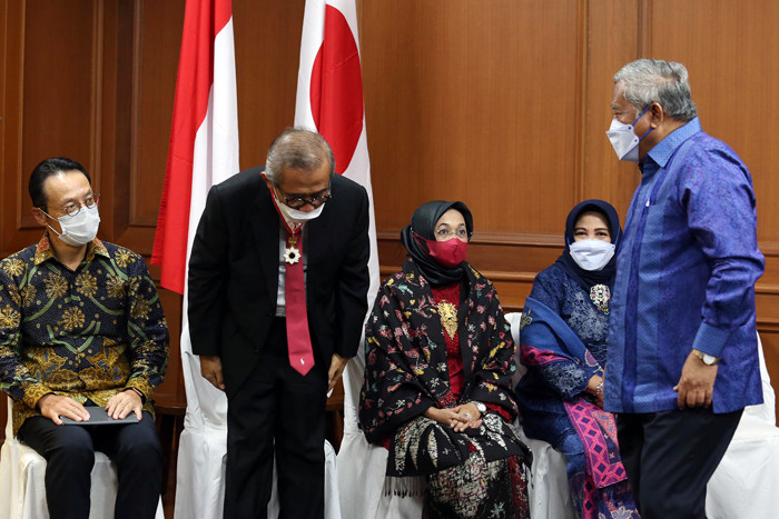 Upacara penganugerahan bintang jasa untuk periode musim semi 2020, di Konsulat Jenderal Jepang Surabaya, Jawa Timur, Selasa (26/10/2021).