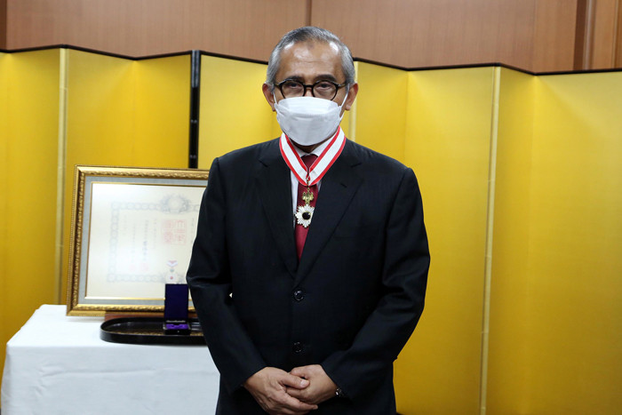 Upacara penganugerahan bintang jasa untuk periode musim semi 2020, di Konsulat Jenderal Jepang Surabaya, Jawa Timur, Selasa (26/10/2021).