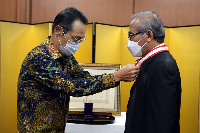Upacara penganugerahan bintang jasa untuk periode musim semi 2020, di Konsulat Jenderal Jepang Surabaya, Jawa Timur, Selasa (26/10/2021).
