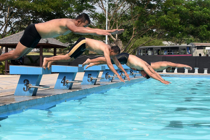 Prajurit Kompi Markas Brigif 2 Marinir melaksanakan latihan renang di Kolam renang prajurit KKO Usman Harun Karangpilang, Surabaya, Selasa (26/10/2021).