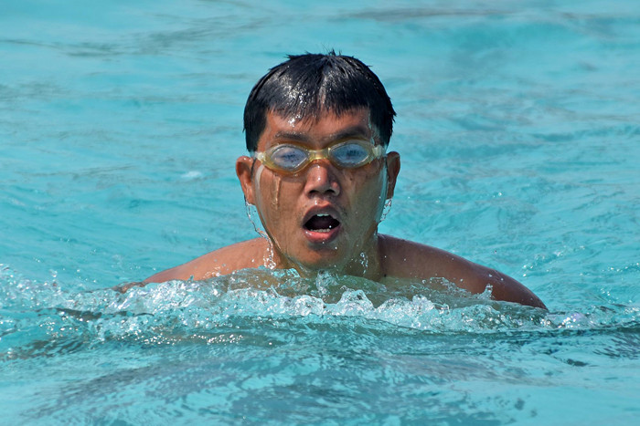 Prajurit Kompi Markas Brigif 2 Marinir melaksanakan latihan renang di Kolam renang prajurit KKO Usman Harun Karangpilang, Surabaya, Selasa (26/10/2021).