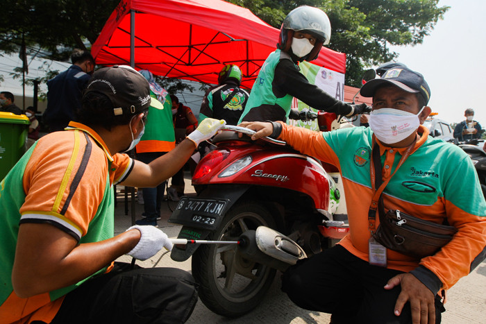 Petugas melakukan uji emisi gas buang kendaraan bermotor di Jalan Perintis Kemerdekaan, Pulogadung, Jakarta Timur, Selasa (26/10/2021).
