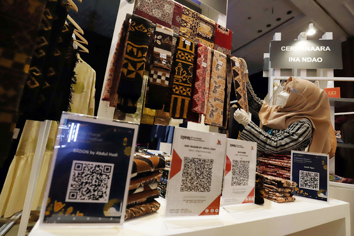 Transaksi pembayaran menggunakan QR code (quick response code) di stand di Indonesia Sharia Economic Festival (ISEF) di JCC, Jakarta, Rabu (27/10/2021).