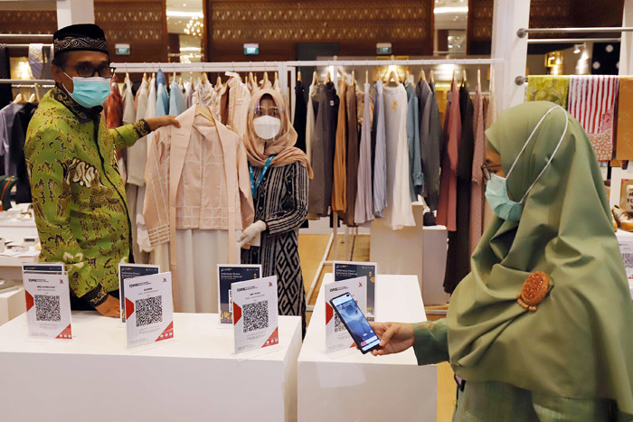 Transaksi pembayaran menggunakan QR code (quick response code) di stand di Indonesia Sharia Economic Festival (ISEF) di JCC, Jakarta, Rabu (27/10/2021).