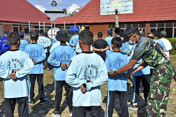 Pelatihan Peraturan Baris Berbaris di SMP Negeri 1 Sebatik, Desa Sei Taiwan, Kecamatan Sebatik Induk Kabupaten Nunukan, Kalimantan Utara, Rabu (27/10/2021).