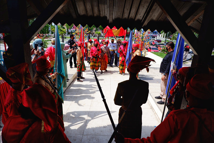 Warga berebut telur saat peringatan Maudu Adaka Ri Gowa (Maulid di Gowa) di Balla Lompoa, Kabupaten Gowa, Sulawesi Selatan, Rabu (27/10/2021).