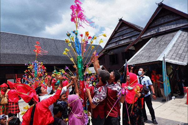 Warga berebut telur saat peringatan Maudu Adaka Ri Gowa (Maulid di Gowa) di Balla Lompoa, Kabupaten Gowa, Sulawesi Selatan, Rabu (27/10/2021).