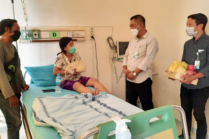 Kepala BPJS Ketenagakerjaan Surabaya Rungkut, Rudi Susanto, mengunjungi pasien Rutatik di Rumah Sakit akibat kecelakaan kerja di Surabaya, Rabu (27/10/2021).