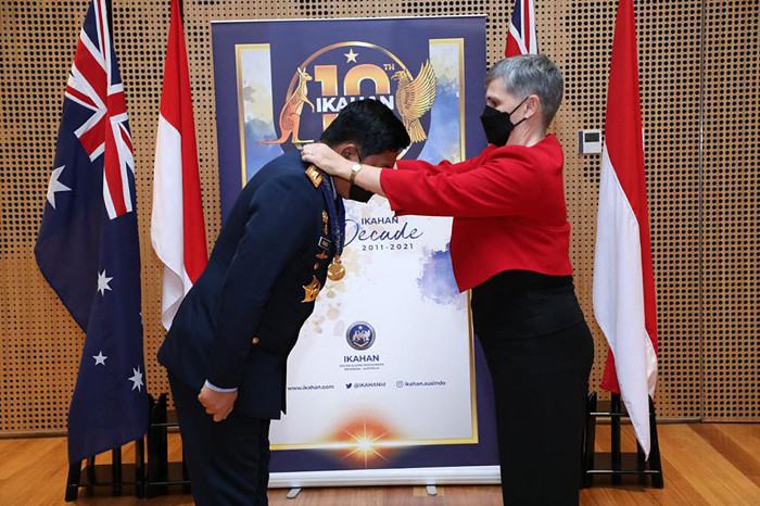 Panglima TNI Marsekal TNI Hadi Tjahjanto dianugerahi tanda gelar kehormatan â€œHonorary Officer of The Order of Australia in The Military Divisionâ€.