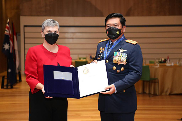 Panglima TNI Marsekal TNI Hadi Tjahjanto dianugerahi tanda gelar kehormatan â€œHonorary Officer of The Order of Australia in The Military Divisionâ€.