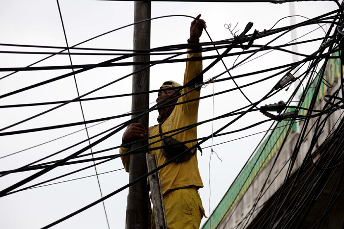 Petugas Dinas Bina Marga DKI Jakarta menata instalasi kabel yang semrawut di kawasan Wolter Monginsidi, Jakarta Selatan, Rabu, (27/10/2021).
