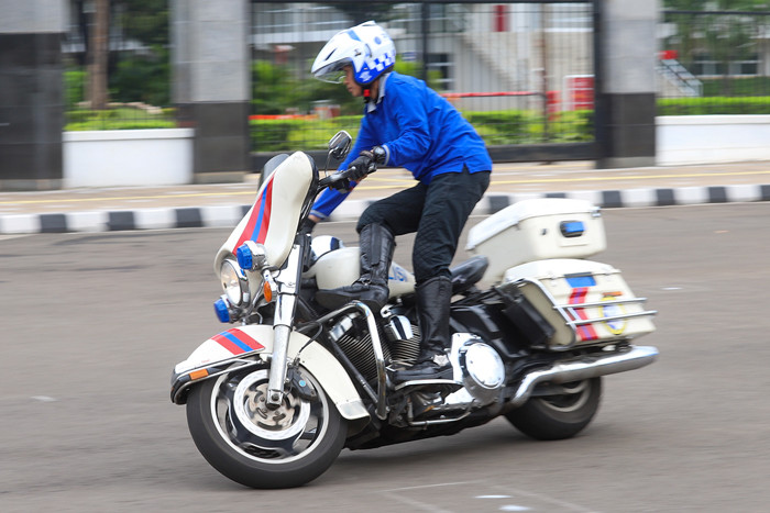 Anggota Polisi Wanita (Polwan) melakukan atraksi di atas motor gede saat latihan di kawasan Senayan, Jakarta Pusat, Rabu (27/10/2021).