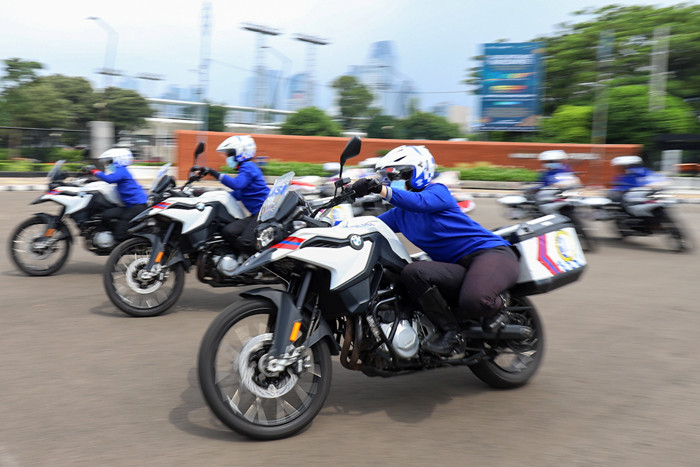 Anggota Polisi Wanita (Polwan) melakukan atraksi di atas motor gede saat latihan di kawasan Senayan, Jakarta Pusat, Rabu (27/10/2021).