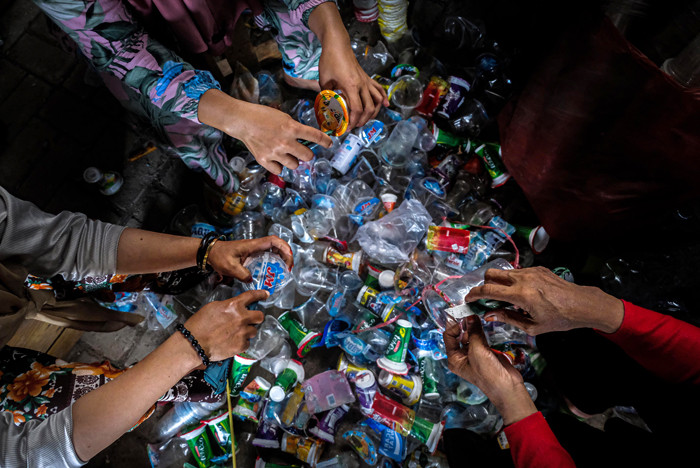 Warga menukarkan sampah dengan tabung Bright Gas di Bank Sampah Hoki, Makassar, Rabu (27/10/2021).