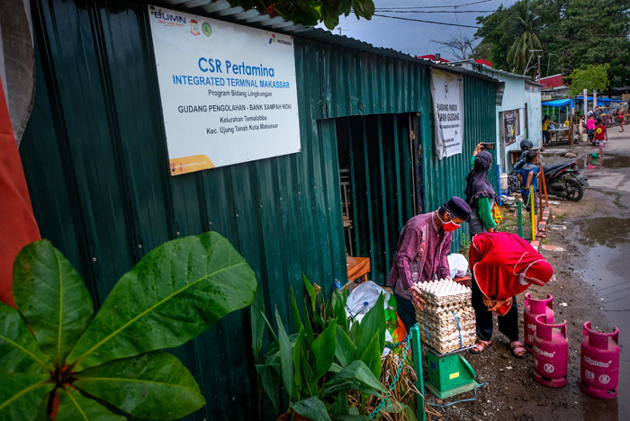 Warga menukarkan sampah dengan tabung Bright Gas di Bank Sampah Hoki, Makassar, Rabu (27/10/2021).