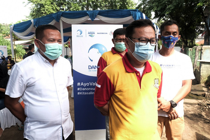 Warga mendapatkan suntikan vaksin pertama di Sentra Vaksinasi Covid-19 bagi Komunitas Pemulung dan Pengepul di TPA Sumur Batu, Bekasi, Rabu (27/10/2021).