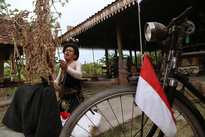 Seniman Meimura memerankan Besut Rusmini ketika memainkan wayang suket bertema Pemuda Adalah Hati dan Pikiran Rakyat di Surabaya, Jawa Timur, Rabu (27/10/2021).