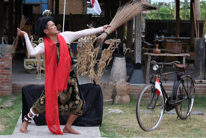 Seniman Meimura memerankan Besut Rusmini ketika memainkan wayang suket bertema Pemuda Adalah Hati dan Pikiran Rakyat di Surabaya, Jawa Timur, Rabu (27/10/2021).