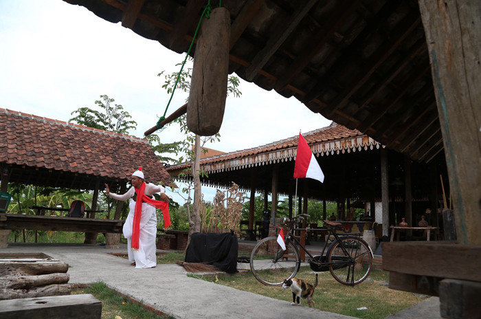 Seniman Meimura memerankan Besut Rusmini ketika memainkan wayang suket bertema Pemuda Adalah Hati dan Pikiran Rakyat di Surabaya, Jawa Timur, Rabu (27/10/2021).
